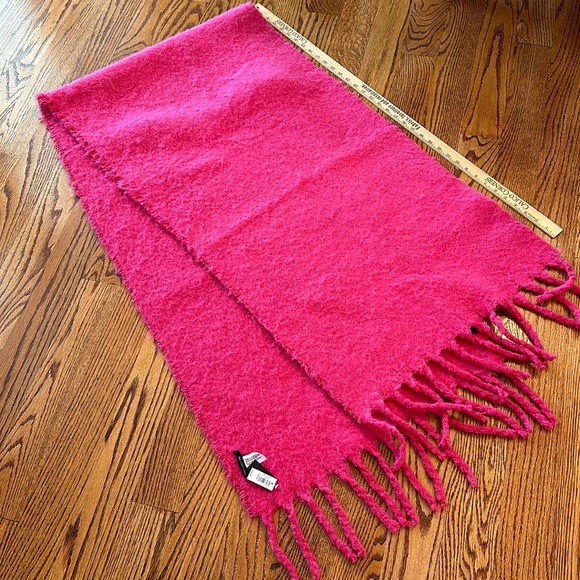 Banana Republic Lofty Large scarf/wrap NWT Soft, thick weave. - Picture 3 of 11